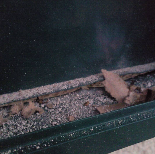 Archivo:Buzón explotado.png